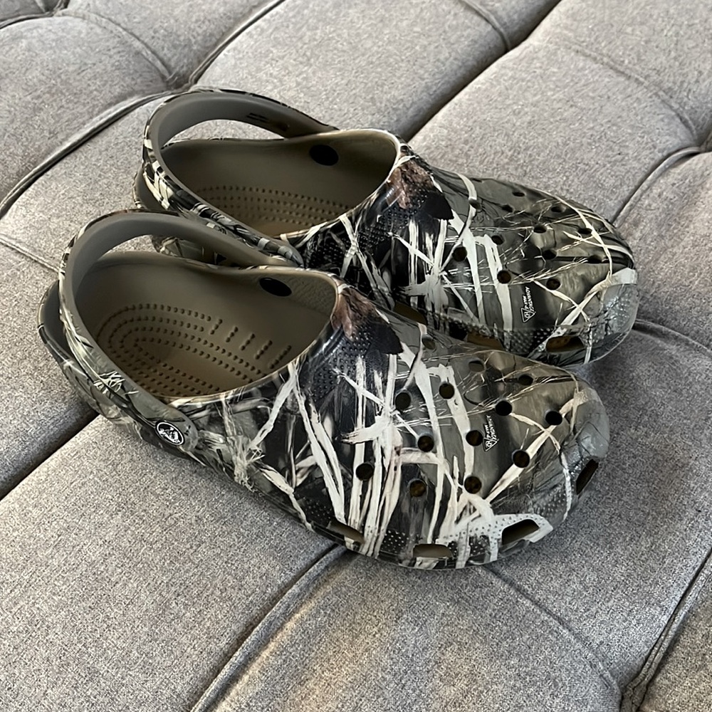 Size 9 Mens Classic RealTree V2 Max-4 HD Camo CROCS